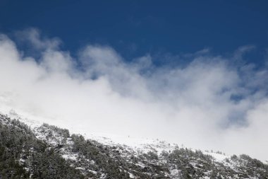 Karlı tepeler Canfranc Vadisi, Pyrenees, Huesca, Aragon, İspanya.