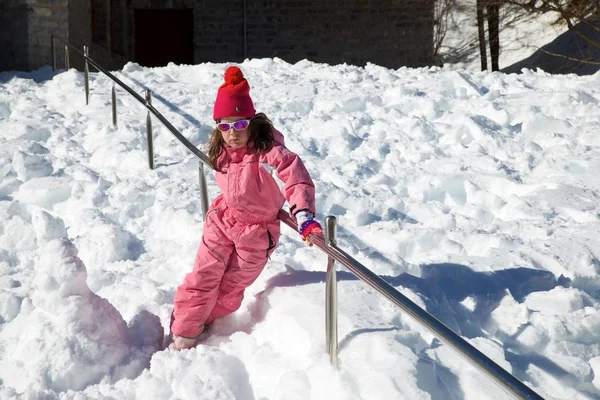 Meisje Spelen Sneeuw Pyreneeën Spanje — Stockfoto