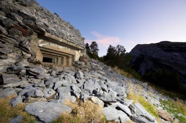 Canfranc Vadisi sığınakta, Pyrenees İspanya.
