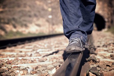 İl Zaragoza, Aragon İspanya bir tren yolda yapan genç erkek dengeler.