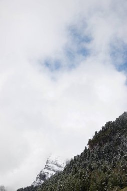 Karlı tepeler Canfranc Vadisi, Pyrenees, Huesca, Aragon, İspanya.