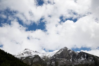 Karlı zirveleri Canfranc Vadisi, Pyrenees, Huesca, Aragon, İspanya.