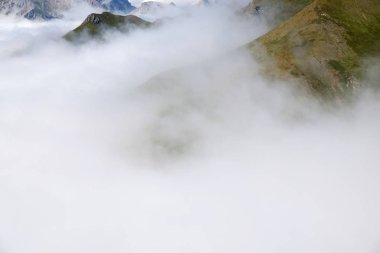 Tepeler Canfranc Vadisi, Pyrenees, İspanya.