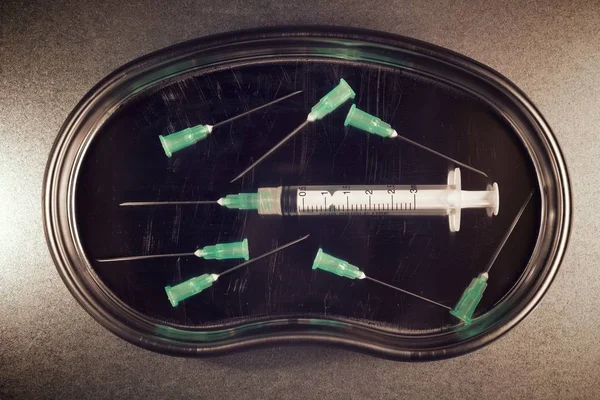 Een Metalen Dienblad Syringe — Stockfoto