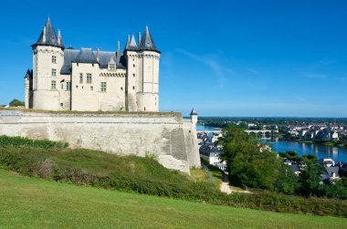 Saumur Kalesi ve Loire nehir, Loire Valley, Fransa. Saumur Castle onuncu yüzyılda inşa edilmiş ve geç onikinci yüzyılda yeniden inşa edildi. Şimdi şehrin tarafından sahibi olduğu ve Loire Vadisi'nin en ünlü kaleler biridir..