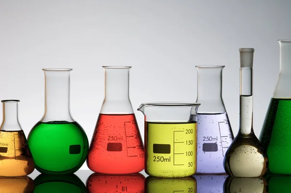 Planda Bir Laboratuvar Şişe Renkli Sıvı Ile Dolu — Stok fotoğraf