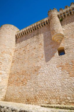 İspanya 'nın Guadalajara ilindeki Castilla La Mancha' daki Torija kalesi..