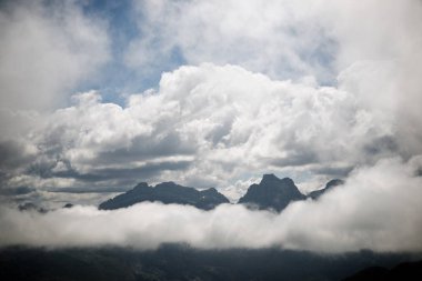 Tepeler Canfranc Vadisi, Pyrenees, İspanya.