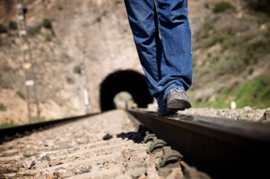 İl Zaragoza, Aragon İspanya bir tren yolda yapan genç erkek dengeler.