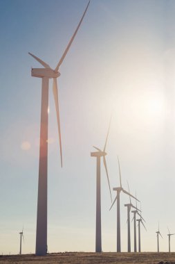 Elektrik üretimi için yel değirmenleri, Zaragoza bölgesi, aragon, İspanya.