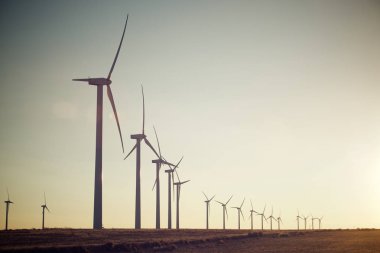 Elektrik üretimi için yel değirmenleri, Zaragoza bölgesi, aragon, İspanya.