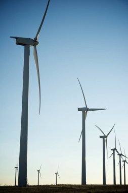 Elektrik üretimi için yel değirmenleri, Zaragoza bölgesi, aragon, İspanya.