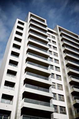 Zaragoza, İspanya'da modern bir bina cephe görünümü.