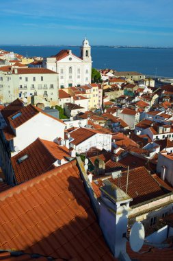 Alfama şehir merkezinde ve Santo Estevao kilise Lizbon, Portekiz.