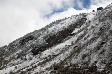 Karlı tepeler Canfranc Vadisi, Pyrenees, Huesca, Aragon, İspanya.