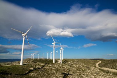 Elektrik üretimi için yel değirmenleri, Zaragoza bölgesi, aragon, İspanya.