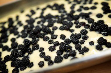 Böğürtlen pişmiş hazır ile sünger kek.