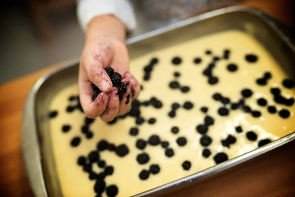 Petite Fille Cuisine Gâteau Éponge — Photo