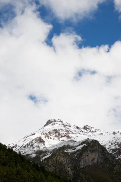 Karlı zirveleri Canfranc Vadisi, Pyrenees, Huesca, Aragon, İspanya.