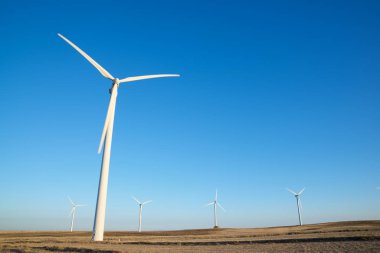 Elektrik üretimi için yel değirmenleri, Zaragoza bölgesi, aragon, İspanya.