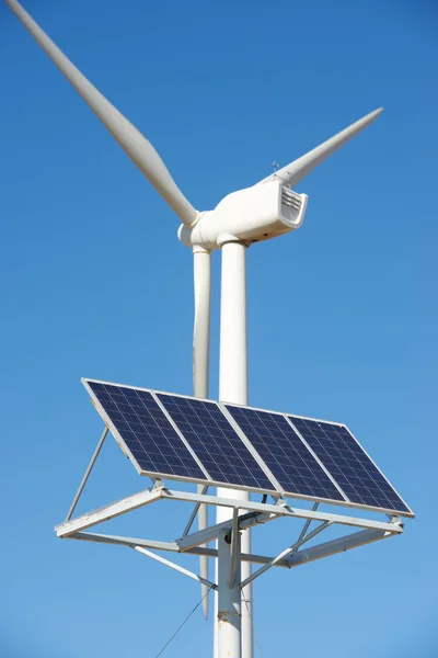 風車とエネルギー生産のための太陽光発電パネル スペイン アラゴン州サラゴサ県 — ストック写真