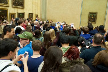 Paris, Fransa - 3 Nisan 2015: turistlerin Louvre Müzesi'nde Gioconda ünlü resmi fotoğraf çekimi.