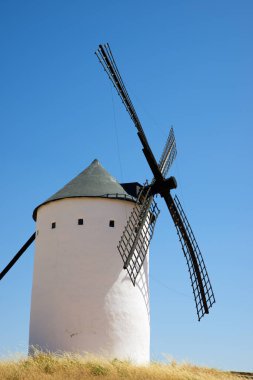 Alcazar de San Juan, Ciudad Real Eyaleti, Castilla La Mancha, İspanya'daki yel değirmenleri.