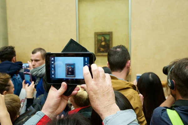 Paris France April 2015 Tourists Photographing Famous Picture Gioconda Louvre — Stock Photo, Image