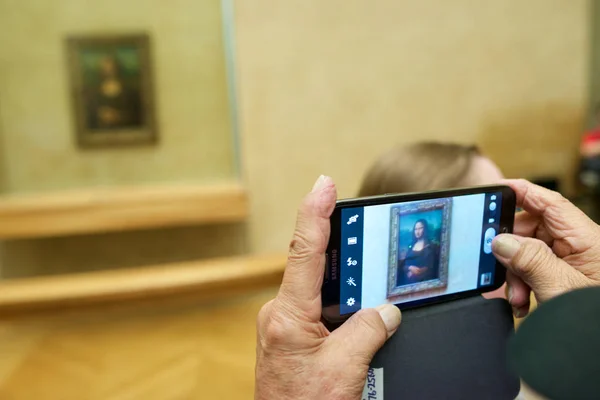 Paris França Abril 2015 Turistas Fotografando Famosa Foto Gioconda Museu — Fotografia de Stock