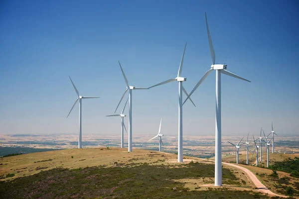 Yel değirmenleri için elektrik enerjisi üretim, Burgos Province, Castilla Leon, İspanya.