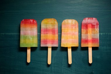 Ahşap bir masa üzerinde Popsicles.