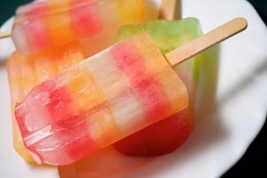 Ahşap bir masa üzerinde Popsicles.