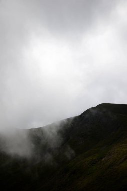 Tepeler Canfranc Vadisi, Pyrenees, İspanya.