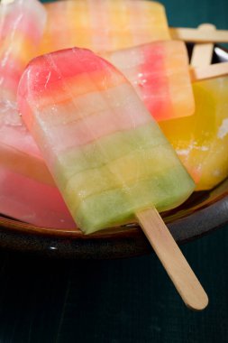 Ahşap bir masa üzerinde Popsicles.