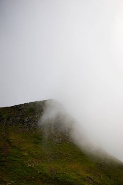 Tepeler Canfranc Vadisi, Pyrenees, İspanya.
