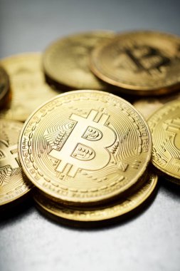 Bitcoins metal bir tablo.