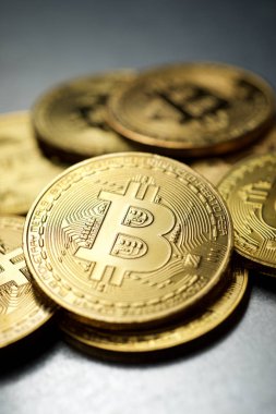 Bitcoins metal bir tablo.