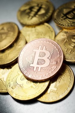 Bitcoins metal bir tablo.