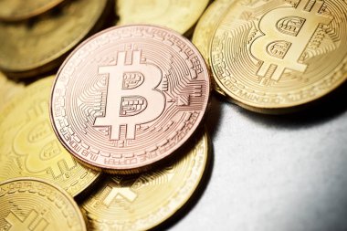 Bitcoins metal bir tablo.