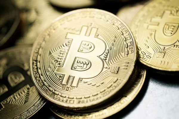 Bitcoins Una Mesa Metal — Foto de Stock