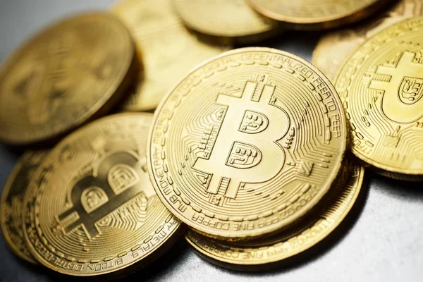 Bitcoins Metal Bir Tablo — Stok fotoğraf