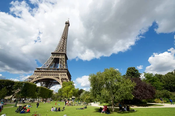 Paris France August 2014 Tourists Enjoying Beautiful Day Surroundings Eiffel — Stock Photo, Image