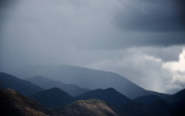 Tepeler ve bulutlar Pyrenees, İspanya.