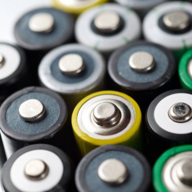 Metal bir masada bir sürü pil var..