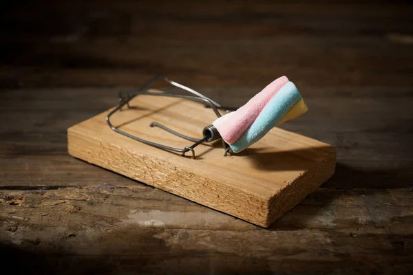 Kinderbaumkugel Der Mausefalle Auf Einem Holztisch — Stockfoto