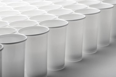 Tek kullanımlık plastik bardak büyük grup.
