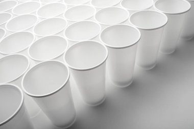 Tek kullanımlık plastik bardak büyük grup.
