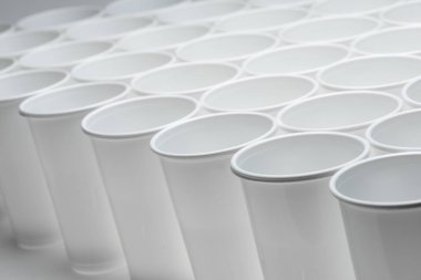 Tek kullanımlık plastik bardak büyük grup.