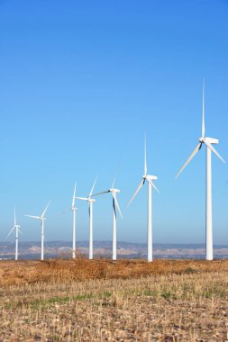 Elektrik üretimi için yel değirmenleri, Zaragoza bölgesi, aragon, İspanya.