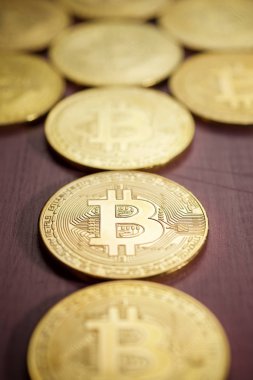 Bitcoins ahşap bir masa üzerinde.